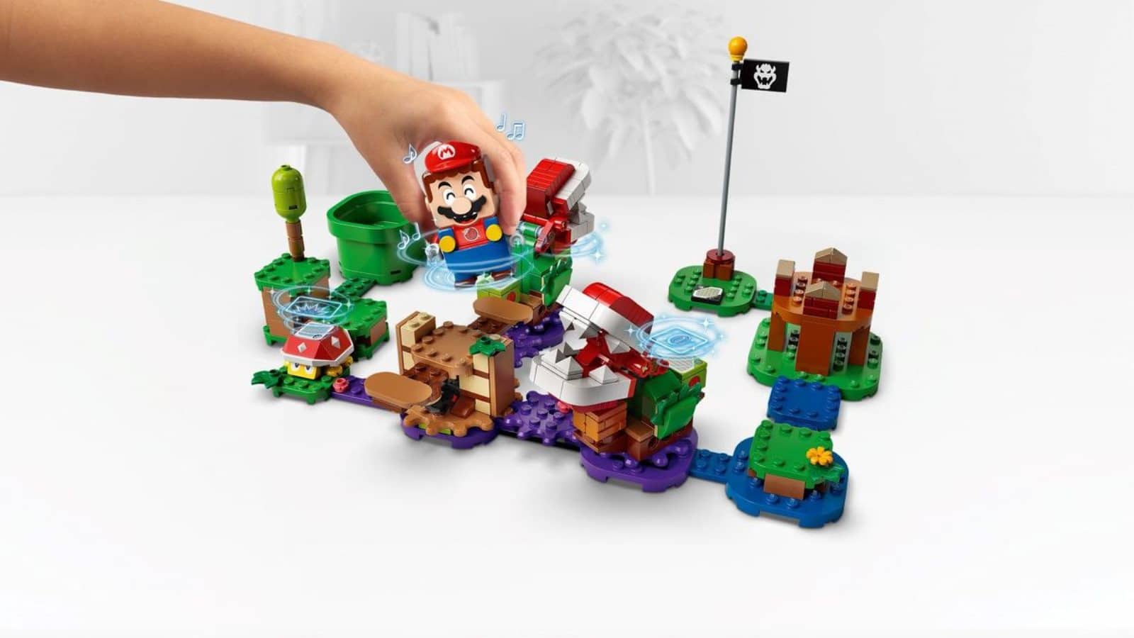Lego 71382 Piranha Plant Puzzling Challenge - יד מחזיקה את מריו