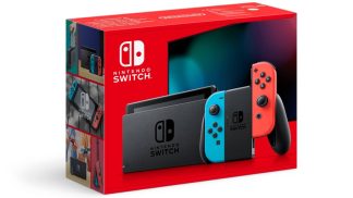 Nintendo Switch עם ג'וי-קון כחול ואדום