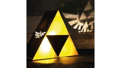 מנורת Triforce צהובה המקרינה את לוגו היירול מהצדדים על הקירות.