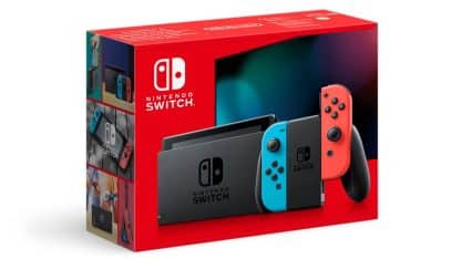 Nintendo Switch עם ג'וי-קון כחול ואדום