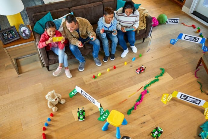 משפחה משחקת  MarioKart Live Home Circuit