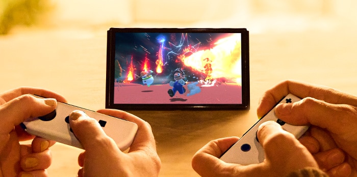 אנשים משחקים ב Nintendo Switch OLED